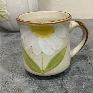 Stoneware mug with daisy